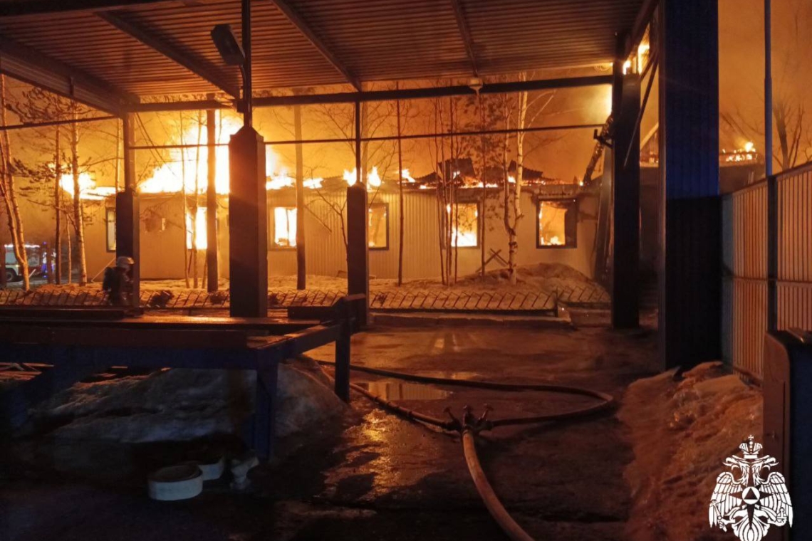 В Нижневартовске на месте крупного пожара обнаружен труп человека